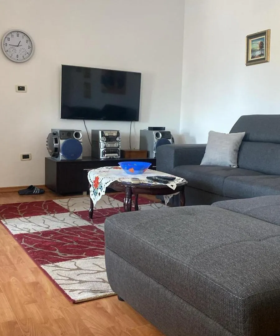 Flori Penthouse City Center P2 تيرانا